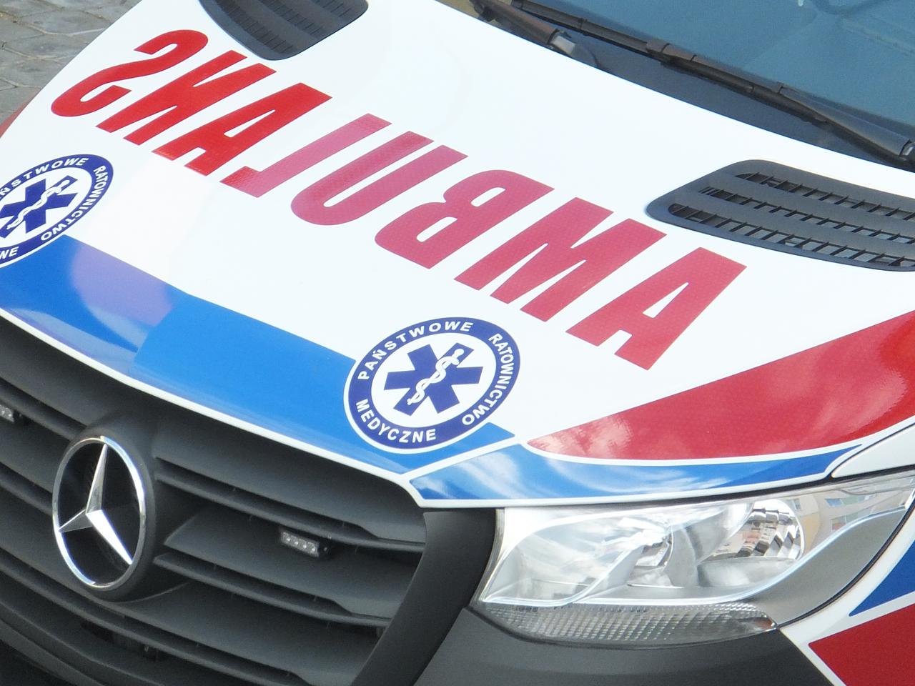 Kalisz. Staranował mercedesem ogrodzenie i spadł ze skarpy. 7-latka w szpitalu!