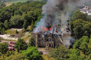 Dach pałacu cały w płomieniach 