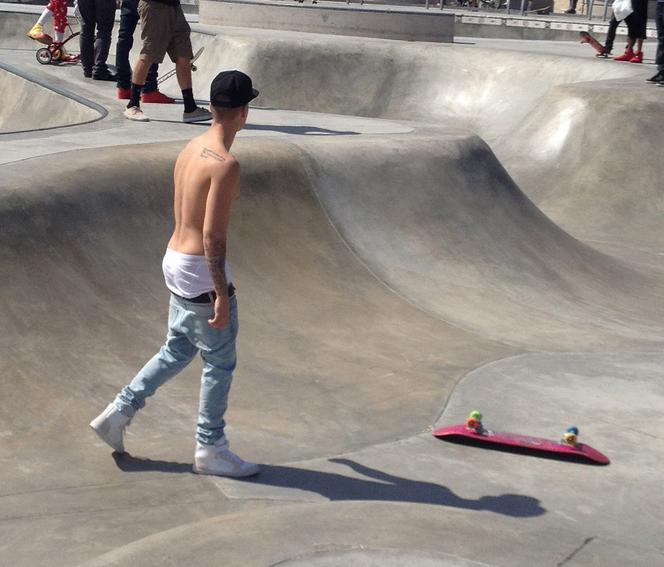 Justin Bieber w opuszczonych spodniach