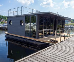 Nowoczesny houseboat