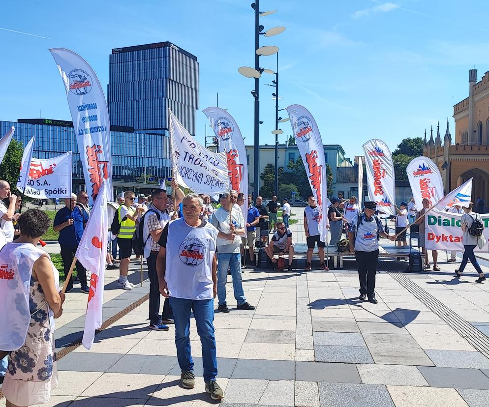 Protest pracowników PKP Cargo we Wrocławiu. Pracę ma stracić prawie 400 osób 