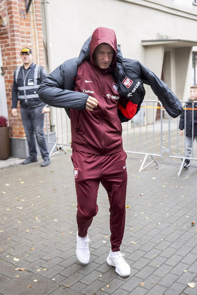 Reprezentacja zmokła na spacerze. Lewandowski się krył przed deszczem