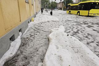 Nawałnica nad Gnieznem. Miasto zalały strumienie wody po ulewie i gradobiciu [ZDJĘCIA].