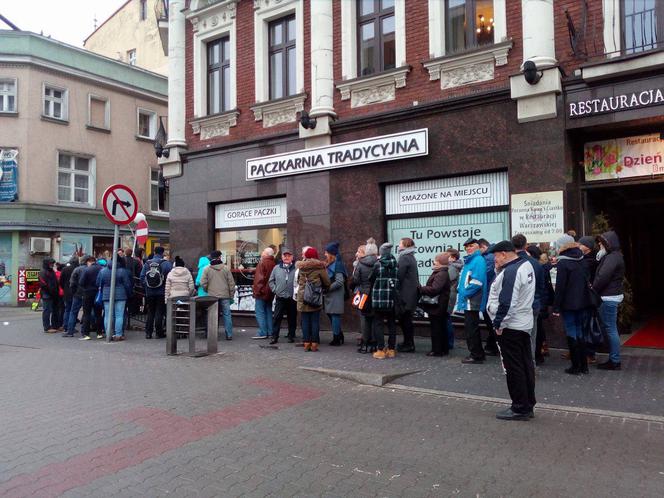 Ogromne kolejki po pączki! Rekordziści stoją po nie godzinami