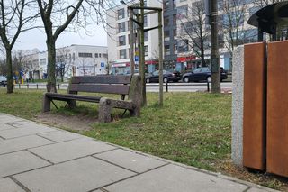 Zapadające się ławki na warszawskim Ursynowie (marzec 2025)