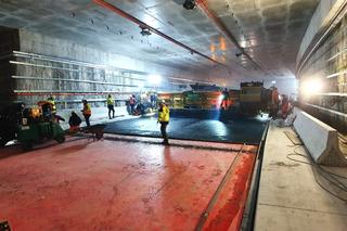 Pierwsze warstwy asfaltu w tunelu pod Świną 