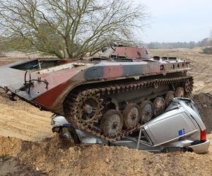 Efektowne ćwiczenia straży w Toruniu. Bus zmiażdżony przez czołg, ewakuacja spadochroniarzy i ewakuacja przysypanych osób z wykopu