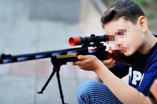 Groza na placu zabaw w Baninie! 14-latek strzelał do dzieci z broni pneumatycznej