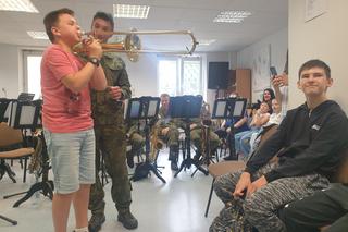 Niepełnosprawni uczniowie z PSP nr 12 zgłębiali tajniki muzyki z Orkiestrą Wojskową w Radomiu