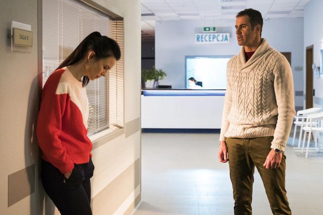 W rytmie serca 4 sezon odc. 52. Agnieszka (Magdalena Kumorek), Tom Meyers (Dominic Chambers)