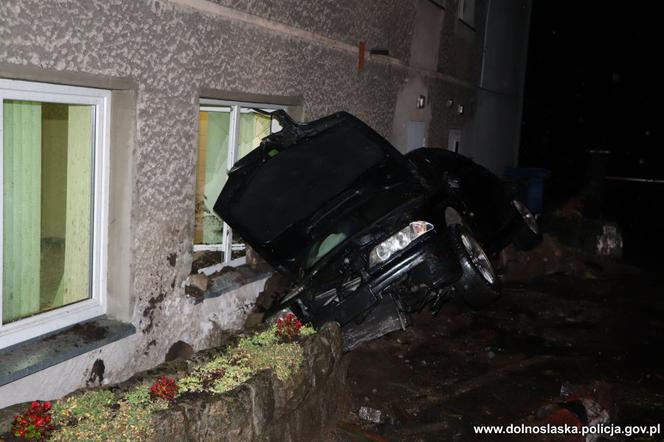 Pijany kierowca wjechał samochodem w dom