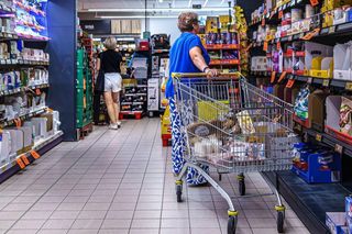 Uwielbiany napój Polaków 2+1 gratis w Biedronce. Ludzie wychodzą z całymi kartonami