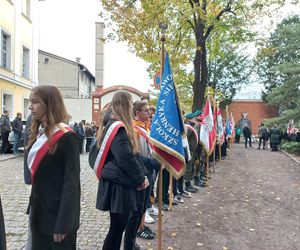 Zapalono znicze dla rozstrzelanych mieszkańców Leszna. W rocznicę tragicznych wydarzeń [ZDJĘCIA]