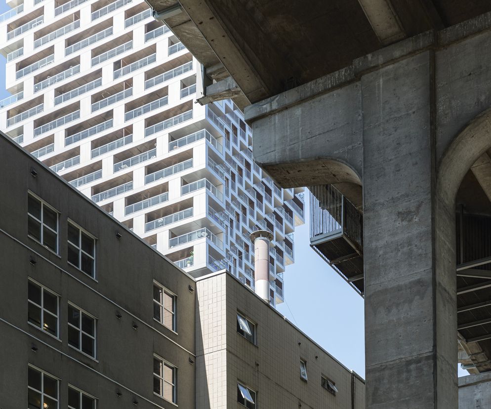 1 | Surrealistyczna bryła wysokościowca kontrastuje z istniejącą infrastrukturą