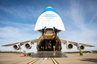 Załadunke wyrzutni NSM należących do MJR na pokład AN-124