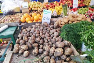 Kilkadziesiąt złotych za koszyczek truskawek! Jakie są ceny warzyw i owoców? 