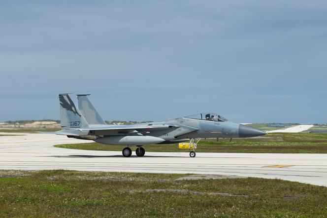 Amerykańskie samoloty F-15 i F-16 w Japonii