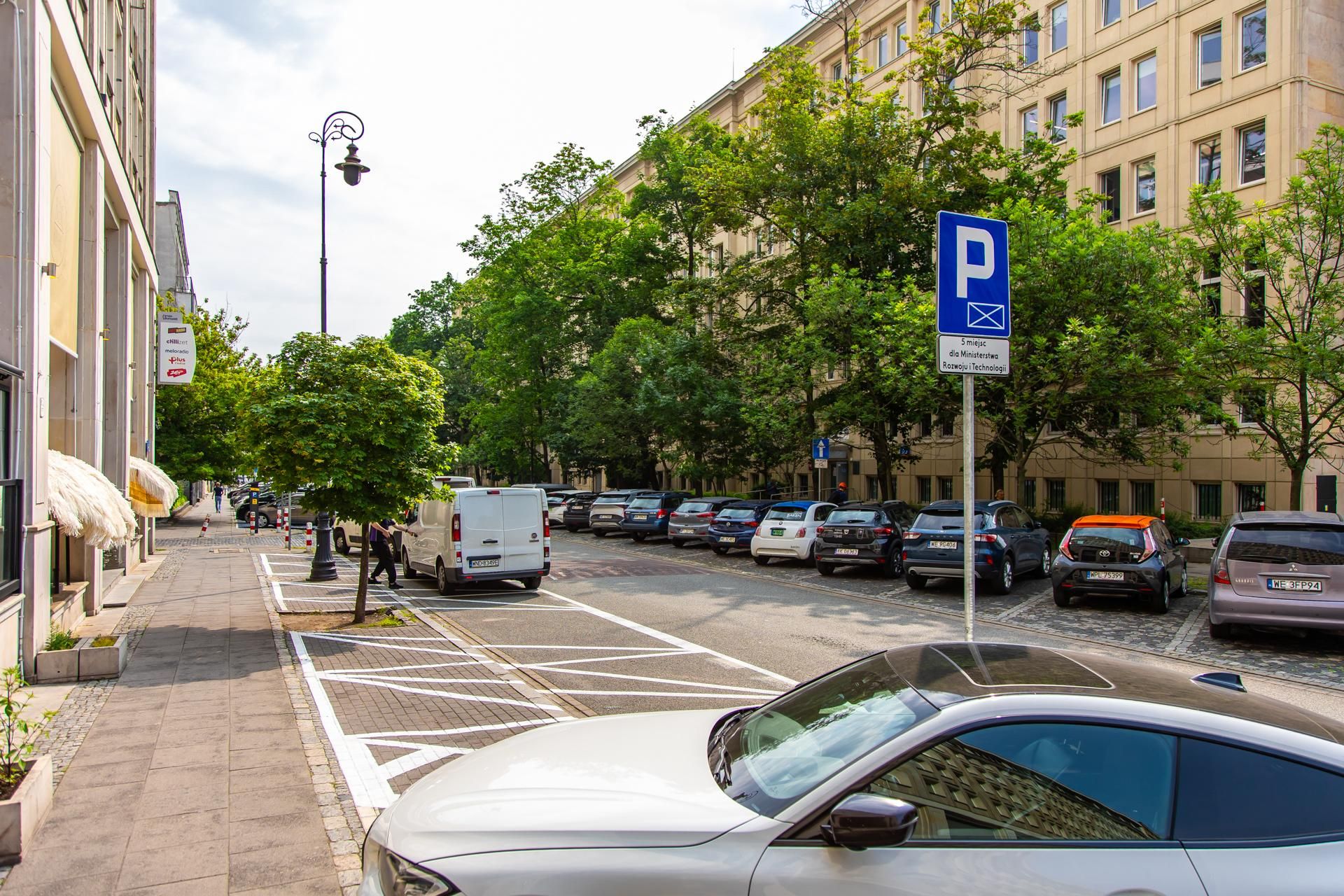 Ulice Śródmieścia Warszawy, na których urzędnicy dostaną miejsca parkingowe