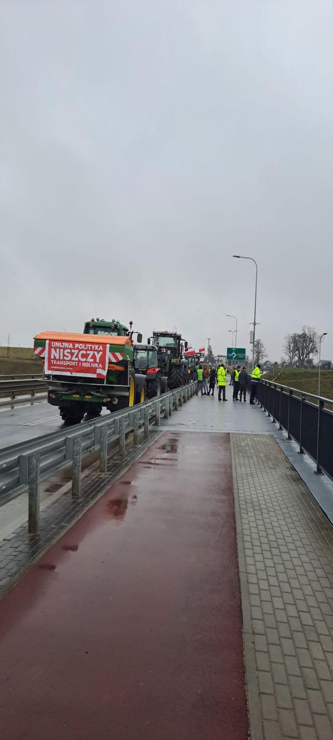 Trwa protest rolników. Drogi na Pomorzu są sparaliżowane. Gdzie trwają utrudnienia? 