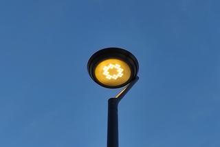 Tak się oszczędza prąd w Warszawie. Latarnie na Bródnie świecą się w biały dzień!