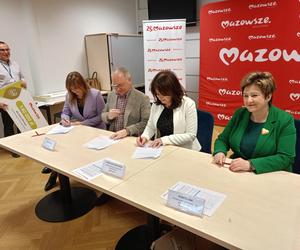 Symboliczne czeki odebrali już w Siedlcach przedstawiciele powiatów siedleckiego, sokołowskiego i węgrowskiego