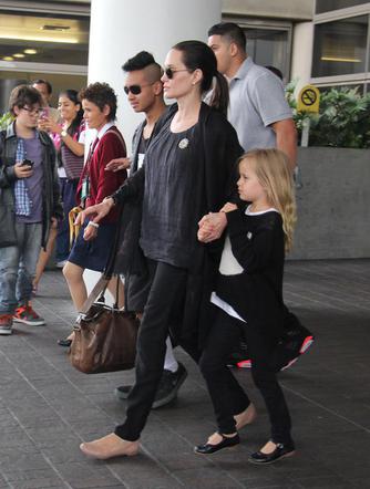 Brad Pitt i Angelina Jolie z dziećmi na lotnisku