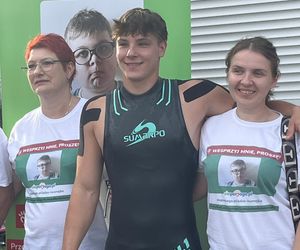 Damian płynie 100 km bez przerwy, aby pomóc Adasiowi!