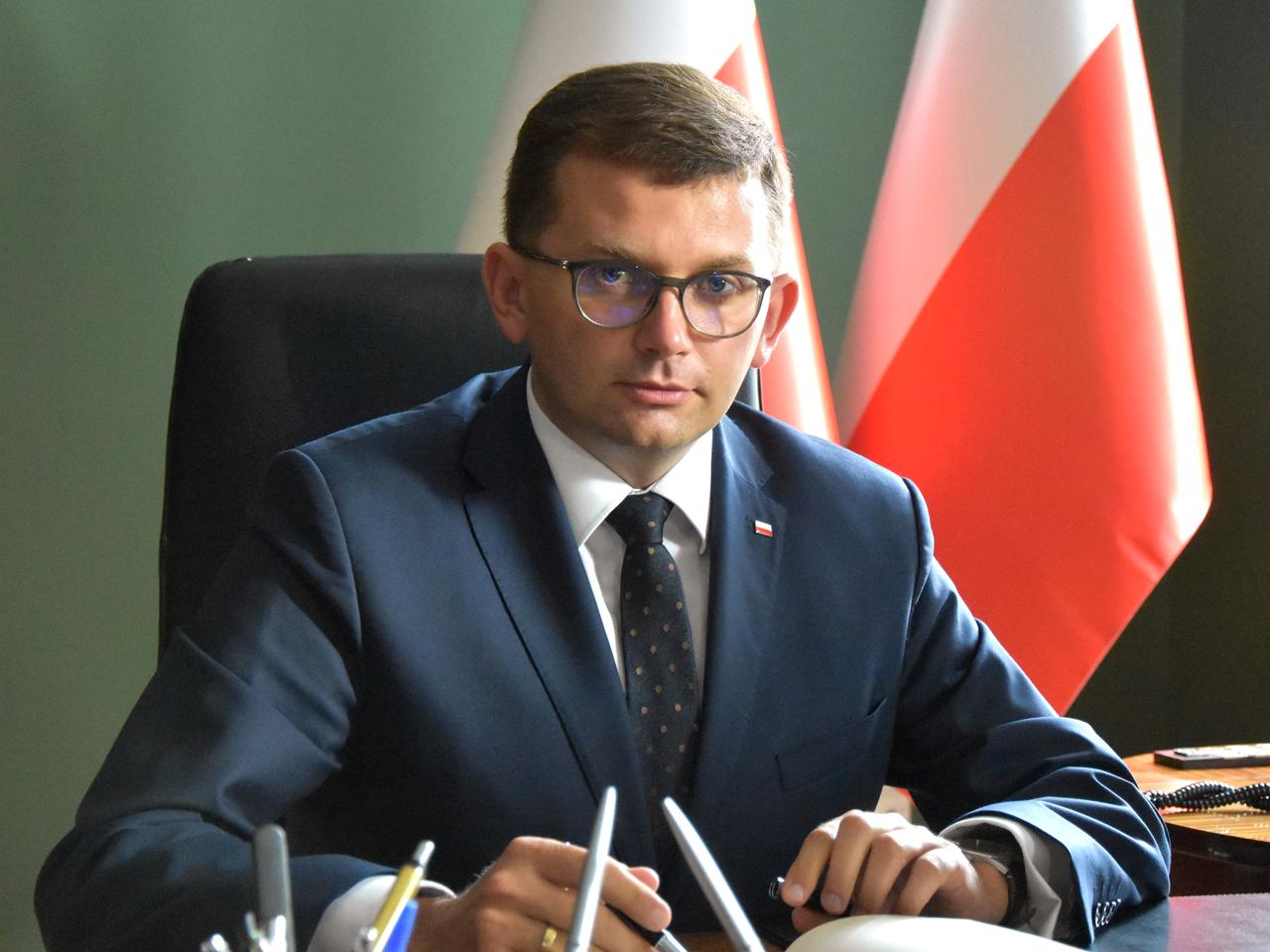 Łukasz Kmita totalnie zaskoczył! Wojewoda wystąpił w teledysku i zaśpiewał pastorałkę Jezusku, Jezusku