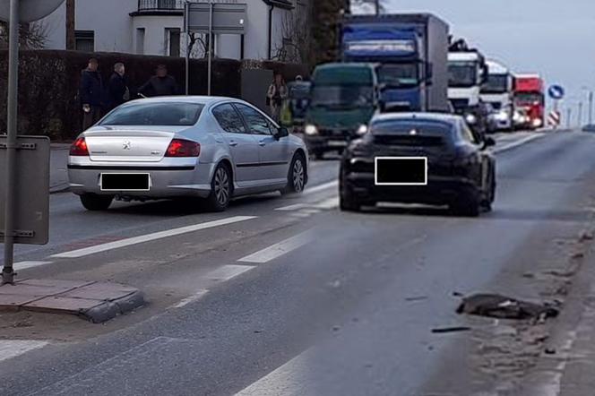 Śmiertelny wypadek na przejściu w Wieluniu! Porsche huknęło w kierującego hulajnogą [ZDJĘCIA]