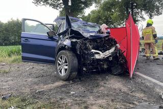 Audi zmiażdżone, ciężarówka na boku. 48-letnia kobieta zginęła w tragicznym wypadku 