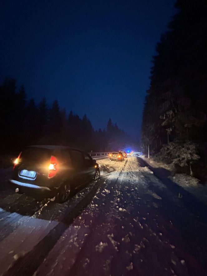 Jelenia Góra. Intensywne opady śniegu. Policja ostrzega kierowców