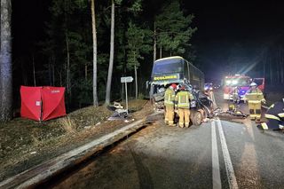 Toyota wbiła się w autobus. Młody kierowca nie żyje