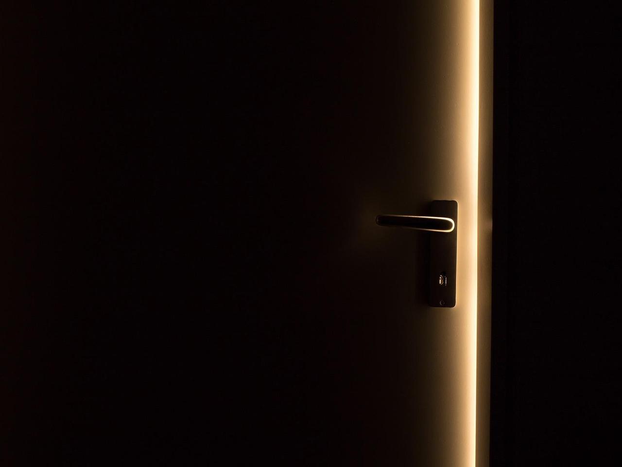 Skradł złote sygnety, smartwatcha i gotówkę. Właściciel nie zamknął za sobą drzwi