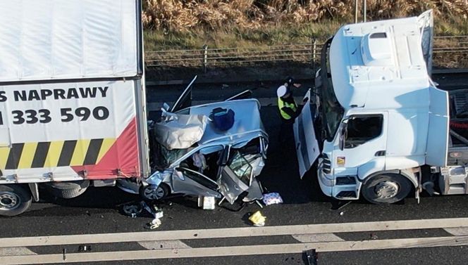 Wstrząsający wypadek pod Żyrardowem. Skoda zmiażdżona między dwoma tirami