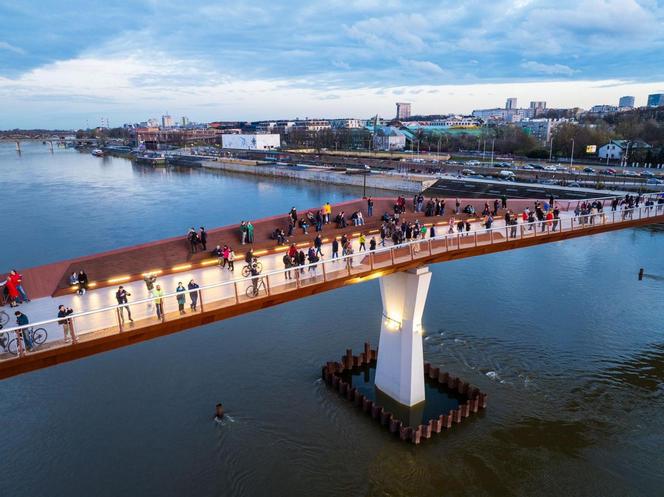 Tak wygląda nowy most w Warszawie. Kładka pieszo-rowerowa nad Wisłą otwarta