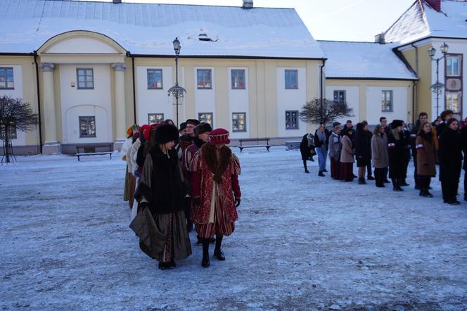 Studniówka miejska w Białymstoku. Prezydent wraz z maturzystami zatańczyli poloneza