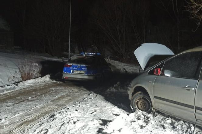 Bukowsko: Policjanci znaleźli zwęglone zwłoki mężczyzny w samochodzie