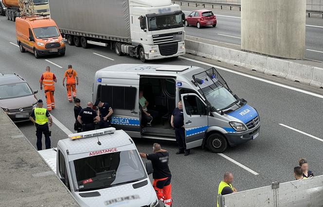 Poważny wypadek na S8. BMW rozpruło się o naczepę ciężarówki