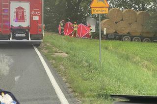 Kierowca ciężarówki przewożącej słomę uderzył w motorowerzystę. Nie żyje 81-latek