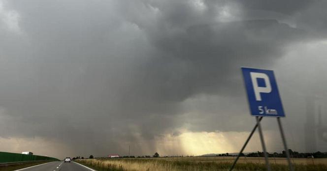 Niebezpieczne burze i alert trzeciego stopnia na Dolnym Śląsku. Tak to wygląda z Waszych okien [ZDJĘCIA]