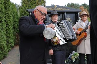 Wódka nad grobami i biesiada. Don Vasyl zdradza, jak obchodzą Wszystkich Świętych [WIDEO]