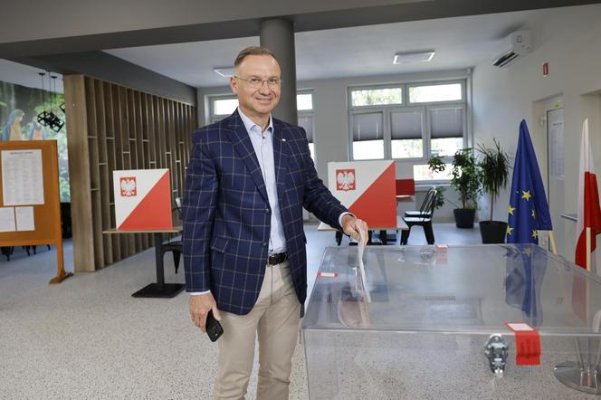 Prezydent RP Andrzej Duda głosował w lokalu wyborczym w Szkole Podstawowej nr 1 przy ulicy Partyzanckiej 15 w Ostrowie Wielkopolskim