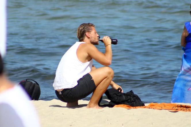  Sebastian Fabijański na plaży