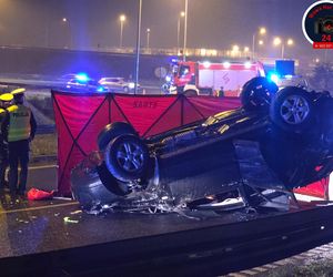 Matka nie żyje, w aucie dzieci. Śmiertelne dachowanie w Warszawie