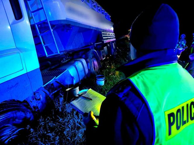 Czołowe zderzenie osobówki z ciężarówką. Kierowca toyoty nie miał szans