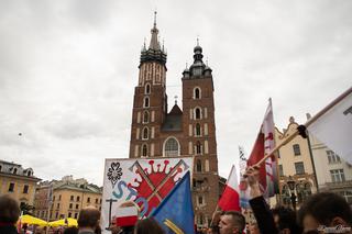 Kraków: Kilkaset osób na Rynku BEZ MASECZEK. Protestowali przeciw „plandemii” [ZDJĘCIA]