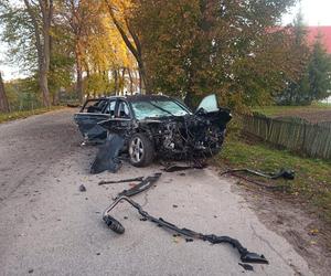 Po pijaku i bez prawka rozbił się na drzewach. Ogromna siła uderzenia.