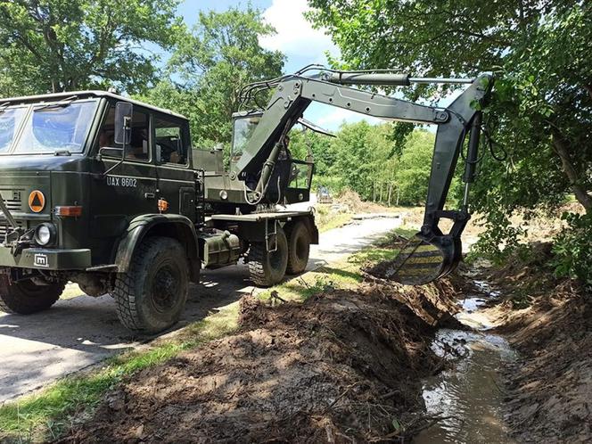 Żołnierze odbudowują drogi po powodzi