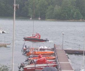 Szkwał na Jeziorze Solińskim! Dziewięć jachtów wywróconych, dramatyczna akcja ratownicza [ZDJĘCIA]