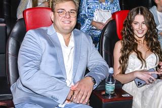 Roksana Węgiel i Kevin Mglej razem ćwiczą na siłowni.